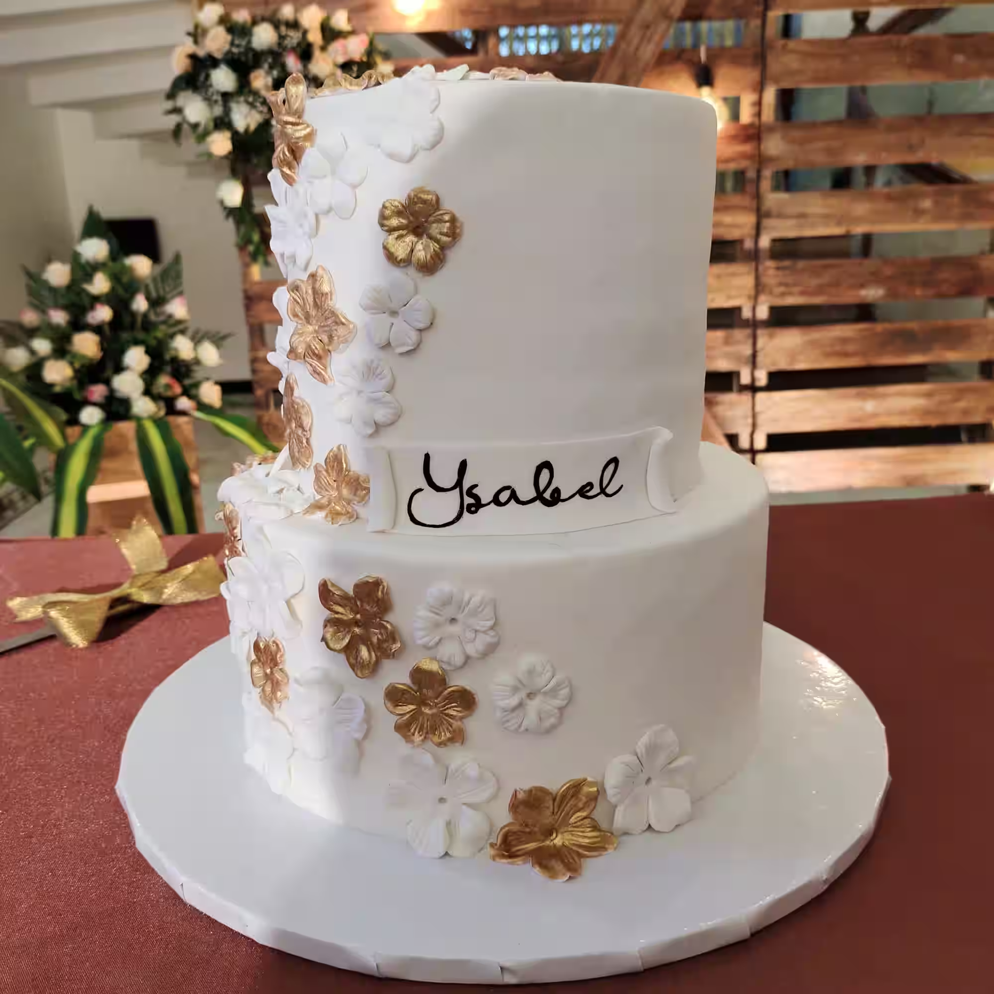White & Gold Floral Cake — original Noel’s photograph